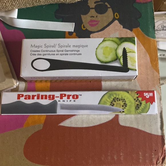 NEW Kitchen Bundle Table Runner, 3 pc signs, 2 kitchen gadgets, small brn candle - Picture 4 of 6